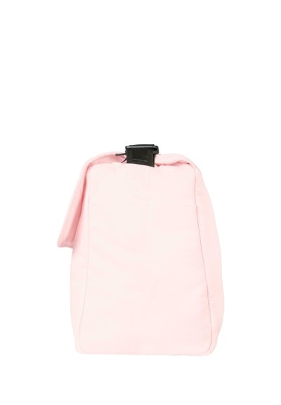 Borsa in tessuto morbido rosa con forma rettangolare, dotata di una fibbia in plastica nera nella parte superiore e con minime cuciture o parti metalliche.