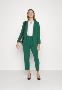 BOSS TAPIAH - Auduma bikses - open green