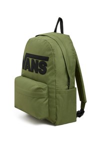 Mochila verde oliva con un gran bolsillo frontal, correas de hombro acolchadas y un logo negro. Presenta una forma rectangular y un tejido duradero.