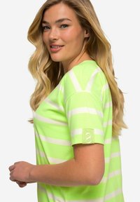 LAURASØN RINGEL RUNDHALS - Camiseta estampada - neon lemon