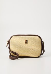 Borsa a tracolla in paglia intrecciata con rifiniture in pelle marrone, forma rettangolare arrotondata, con un accento di logo in metallo e tracolla regolabile.