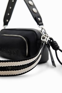 Schwarze Leder-Umhängetasche mit silberner Hardware, Reißverschlusstasche und einem geflochtenen Stoffriemen mit dem Aufdruck "I love Desigual".