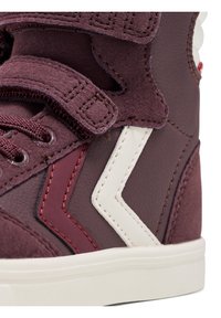 Bordeauxfarbene High-Top-Sneaker aus strukturiertem Wildleder und glattem Leder. Merkmale sind ein weißes Zickzackdesign, Schnürung und Klettverschlüsse sowie eine Gummisohle.