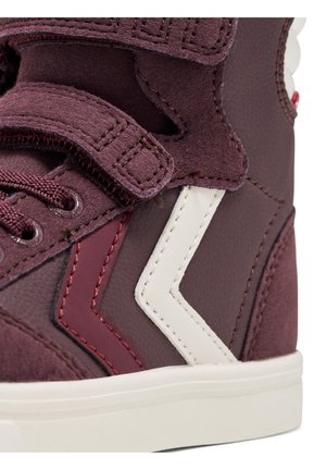 Bordeauxfarbene High-Top-Sneaker aus strukturiertem Wildleder und glattem Leder. Merkmale sind ein weißes Zickzackdesign, Schnürung und Klettverschlüsse sowie eine Gummisohle.