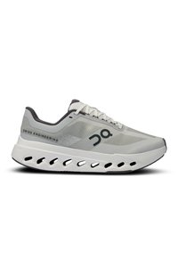 Baskets de course gris clair avec tige en maille et matériaux synthétiques, accents gris foncé, logo proéminent, semelle amortissante avec découpes pour la ventilation.
