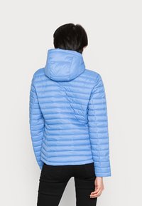 Doudoune bleu clair avec des coutures horizontales, une capuche amovible et un design épuré. Le tissu semble lisse et isolant.