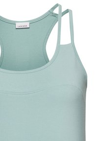 Hellblaues Tanktop mit dünnen Trägern, aus weichem Baumwollstoff, mit glatter Textur und rundem Ausschnitt. Beschriftet mit "LASCANA."