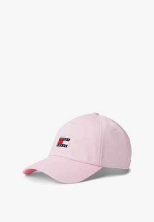 Jasnoróżowa czapka bejsbolowa z zakrzywionym daszkiem i haftowanym logo Tommy Jeans w kolorach granatowym, czerwonym i białym na przednim panelu.
