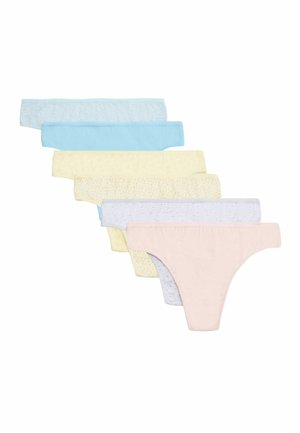 Seis tangas de mujer en colores pastel y con estampados florales, dispuestas en una línea diagonal descendente sobre un fondo blanco.