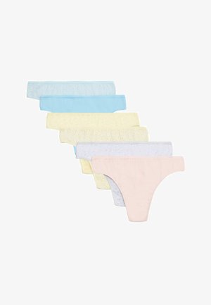 Seis tangas de mujer en colores pastel y con estampados florales, dispuestas en una línea diagonal descendente sobre un fondo blanco.