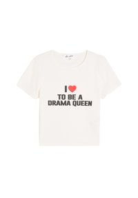Weiße Kurzarm-T-Shirt aus Baumwolle. Mit schwarzem und rotem Text, der "Ich ♥ es, eine Drama-Queen zu sein" liest. Klassisches Rundhals-Design.