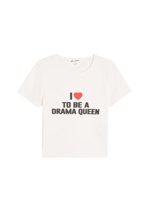 T-shirt blanc à manches courtes en coton. Présente un texte noir et rouge disant "J ♥ ÊTRE UNE DRAMA QUEEN." Design classique à col rond.
