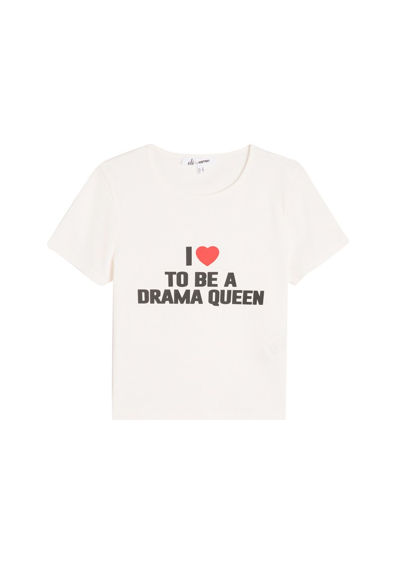 Weiße Kurzarm-T-Shirt aus Baumwolle. Mit schwarzem und rotem Text, der "Ich ♥ es, eine Drama-Queen zu sein" liest. Klassisches Rundhals-Design.