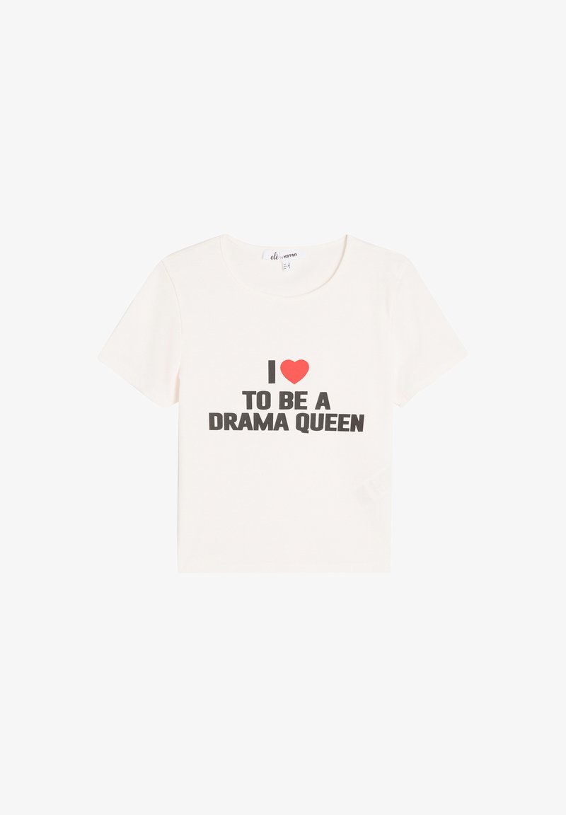 Valkoinen lyhythihainen t-paita, joka on valmistettu puuvillasta. Siinä on musta ja punainen teksti, joka lukee "Rakastan olla draamakuningatar." Klassinen pyöreä pääntie.