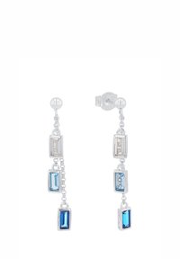 Pendientes colgantes en tono plata que presentan gemas de corte rectangular en tonos azules y acentos transparentes, suspendidos en una delicada cadena.