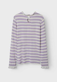 Paars en witte gestreepte langesleeve top met een keyhole achterkant en gerimpelde mouwen. Gemaakt van zachte, lichte stof.