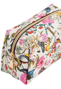 Pochette cosmetica a fantasia floreale realizzata in tela, con cerniera dorata e colorate farfalle, fiori e frutti su uno sfondo chiaro.