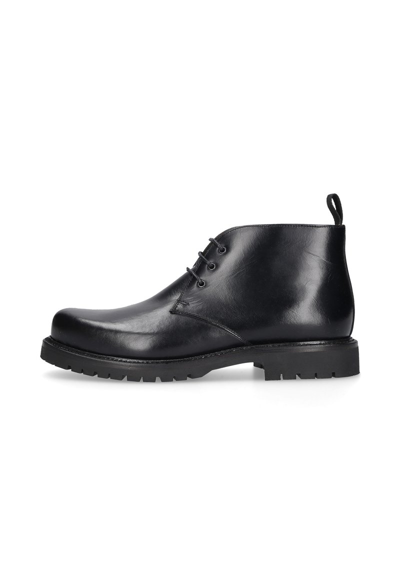Zwarte leren enkelboots met een afgeronde neus, vetersluiting aan de voorkant en een stevige zwarte rubberen zool. Voorzien van een lusvormige trekhaak aan de achterkant.