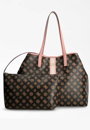 Grand sac cabas noir et marron à motifs avec poignées roses, accompagné d'une petite pochette assortie zippée du même motif.