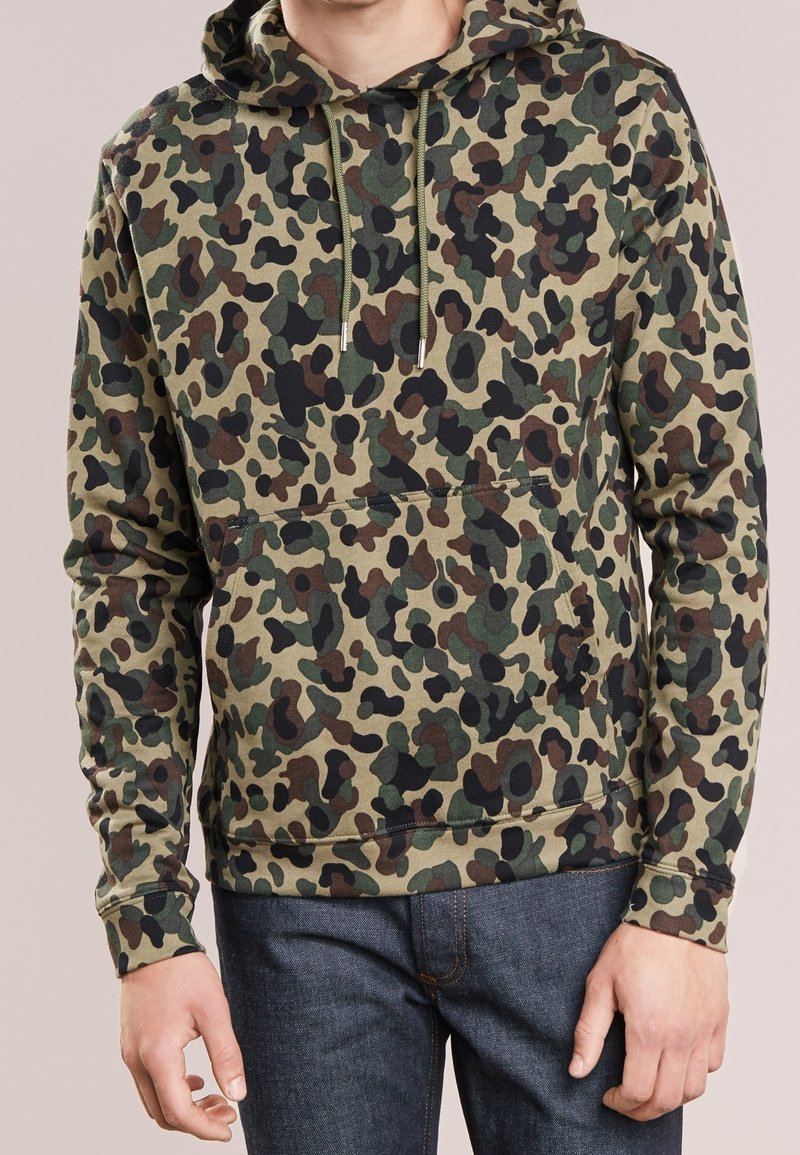 Felpa con cappuccio camouflage in morbido misto cotone. Presenta un cappuccio con coulisse, una grande tasca frontale a marsupio e polsini a coste nelle tonalità di verde e marrone.