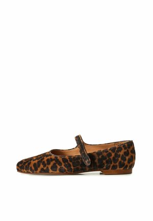 Scarpe flat con stampa leopardata realizzate in tessuto texturizzato, con punta tonda, una fascia sopra il piede e una suola bassa e piatta.