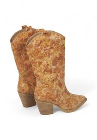 Botas de vaquero con un diseño de cuero marrón veteado, con costuras detalladas, punteras puntiagudas y un tacón apilado.