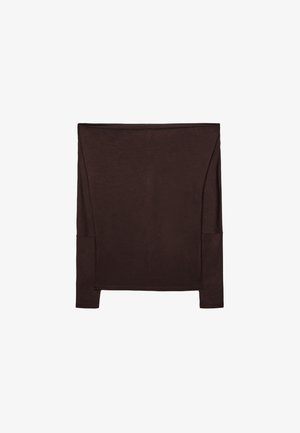 Maglia marrone a maniche lunghe con un design morbido, collo ampio e tessuti sovrapposti. Il materiale sembra soffice con una texture liscia.