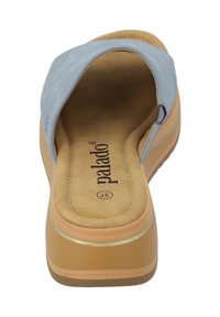 Infradito blu chiaro con suola marrone. Presenta una soletta imbottita e una finitura liscia e texture. Logo interno del marchio.