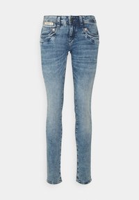 Úzké džíny z denimu v světle modrém odstínu, s pěti kapsami, jemným vyblednutím a kontrastním prošíváním. Klasické zapínání na knoflík a zip.