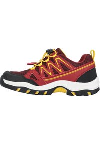 Chaussure de sport rouge et noire avec des accents jaunes, tige en mesh, semelle texturée et système de laçage élastique pour un ajustement ajustable. Profil latéral montré.