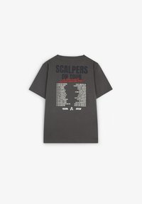 Camiseta de algodón gris con el texto negro "SCALPERS ON TOUR" y un acento rojo, que enumera ciudades y fechas en blanco, con cuello redondo y mangas cortas.
