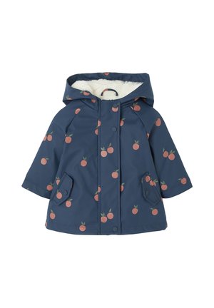Wasserabweisender navyfarbener Regenmantel mit orangefarbenem Früchteprint, Kunstfellfutter, Kapuze und Fronttaschen. Druckknopfverschluss und kurze Ärmel.