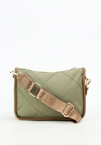 Prešívaná zelená látková crossbody taška s hnedými akcentmi, vybavená vzorovaným popruhom a zlatými prvkami. Kompaktný obdĺžnikový tvar.