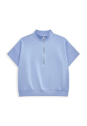 Jasnoniebieska bluzka z krótkim rękawem, wysokim kołnierzem i półzamkiem z przodu. Wykonana z miękkiego materiału o gładkiej strukturze i ściągaczu na dole.
