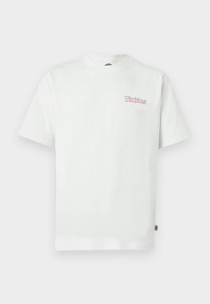 Valkoinen puuvillainen t-paita, jossa on lyhyet hihat, pyöreä kaula-aukko ja vaaleanpunainen "Dickies"-logo vasemmassa rintakehän kohdassa. Sileä pinta.