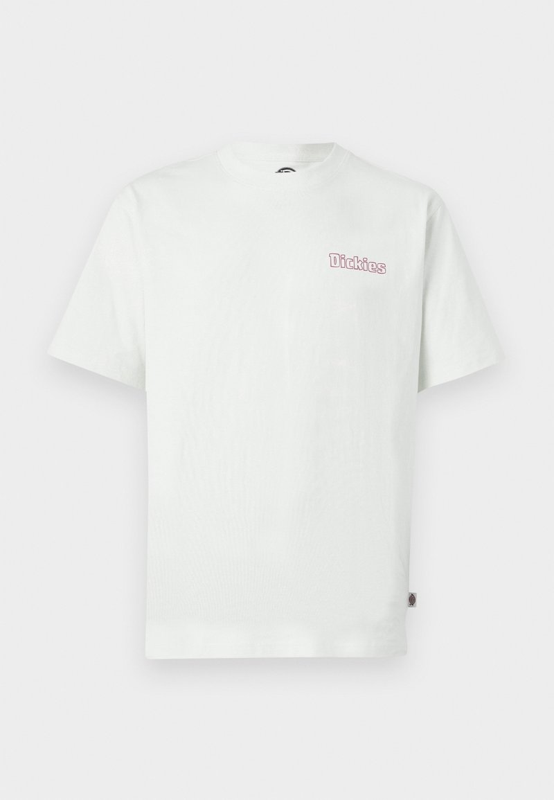 Hvid bomulds t-shirt med korte ærmer, rund halsudskæring og en pink "Dickies" logo på venstre brystområde. Glat tekstur.