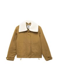 Bruine jas met knopen, witte nepbontkraag, zijzakken, verstelbare tunnelkoordzoom en drukknopen aan de manchetten.