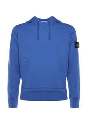 Blauwe hoodie met lange mouwen, voorzien van een kangoeroezak aan de voorkant en een verstelbare capuchon met trekkoord, met een zwart logopatch op de linker bovenmouw.