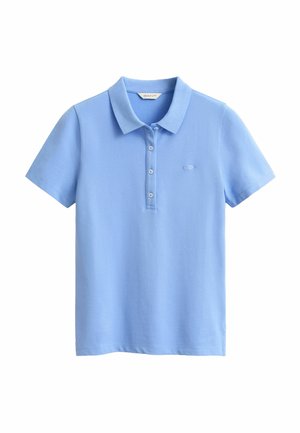 Lichtblauw poloshirt met korte mouwen, een kraag, drie knopen aan de voorkant en een klein geborduurd logo op de linkerborst.