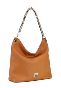 Borsa hobo in pelle marrone chiaro con superficie texture, tracolla in catena argentata e una placca con logo color oro sul davanti. Chiusura con cerniera sulla parte superiore.