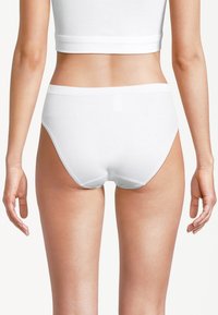 Białe bawełniane majtki o gładkiej fakturze, elastycznym pasie i klasycznym kroju, z minimalnym przeszyciem i czystym wykończeniem.