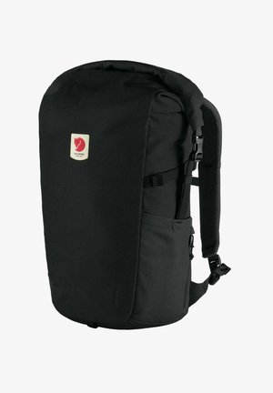 Sac à dos noir avec un design à rouleau, fabriqué en tissu durable. Comprend un patch logo, des bretelles rembourrées et une poche latérale extérieure.