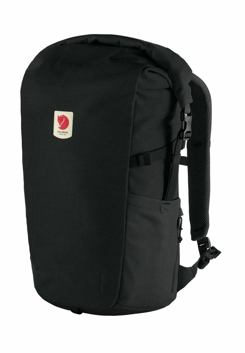 Sac à dos noir avec un design à rouleau, fabriqué en tissu durable. Comprend un patch logo, des bretelles rembourrées et une poche latérale extérieure.