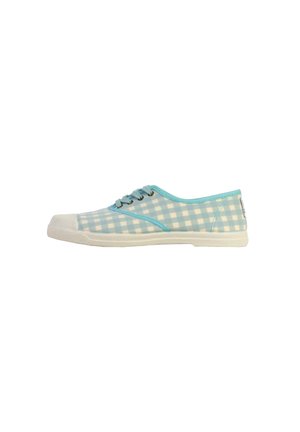 Basket de basse avec un motif à carreaux bleu clair et blanc, contours turquoise, capuchon en caoutchouc blanc à l'avant et semelle blanche, vue de côté.