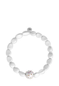 Pulsera de tono plateado con cuentas ovaladas lisas y una cuenta central blanca con puntos de colores. Diseño duradero y flexible.