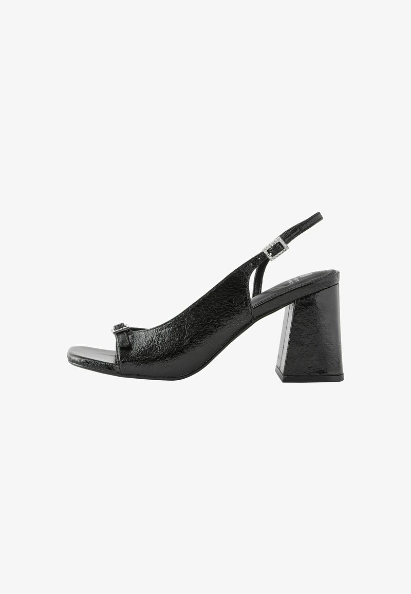 Sandale slingback en cuir verni noir avec un talon bloc et une petite bride à boucle sur les orteils et autour de la cheville.