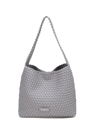 Sac à épaule en cuir tissé gris avec une seule anse et une étiquette Diana & Co Firenze à l'avant.