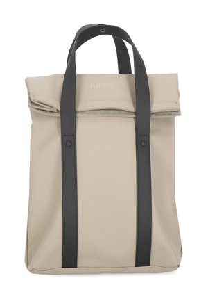 Zaino impermeabile beige con chiusura roll-top e due cinghie verticali nere che fungono anche da manici. Design minimalista e moderno.