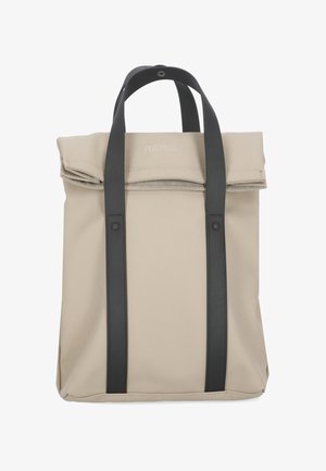 Sac à dos beige imperméable avec fermeture roll-top et deux sangles verticales noires faisant office de poignées. Design minimaliste et moderne.
