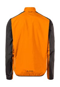 Giacca a vento leggera arancione e nera con colletto alto, polsini elasticizzati e dettagli riflettenti; texture liscia e design corto.